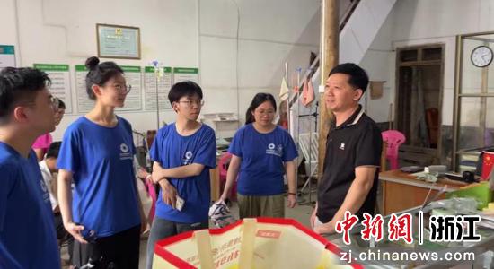 实践团队考察乡村医生诊疗现状。久久精品一区二区三区四区 供图